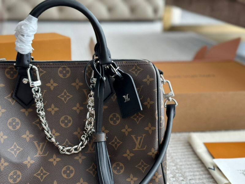 0faa4ec6e9.jpg 280 pairs of boxes
2024 new model size: 30cm
L Home SPEEDY30
Copy edition pillow bag
Original hardware (folded)
?? The new shoulder straps are really roaring and beautiful
Search for Lv pillow bag