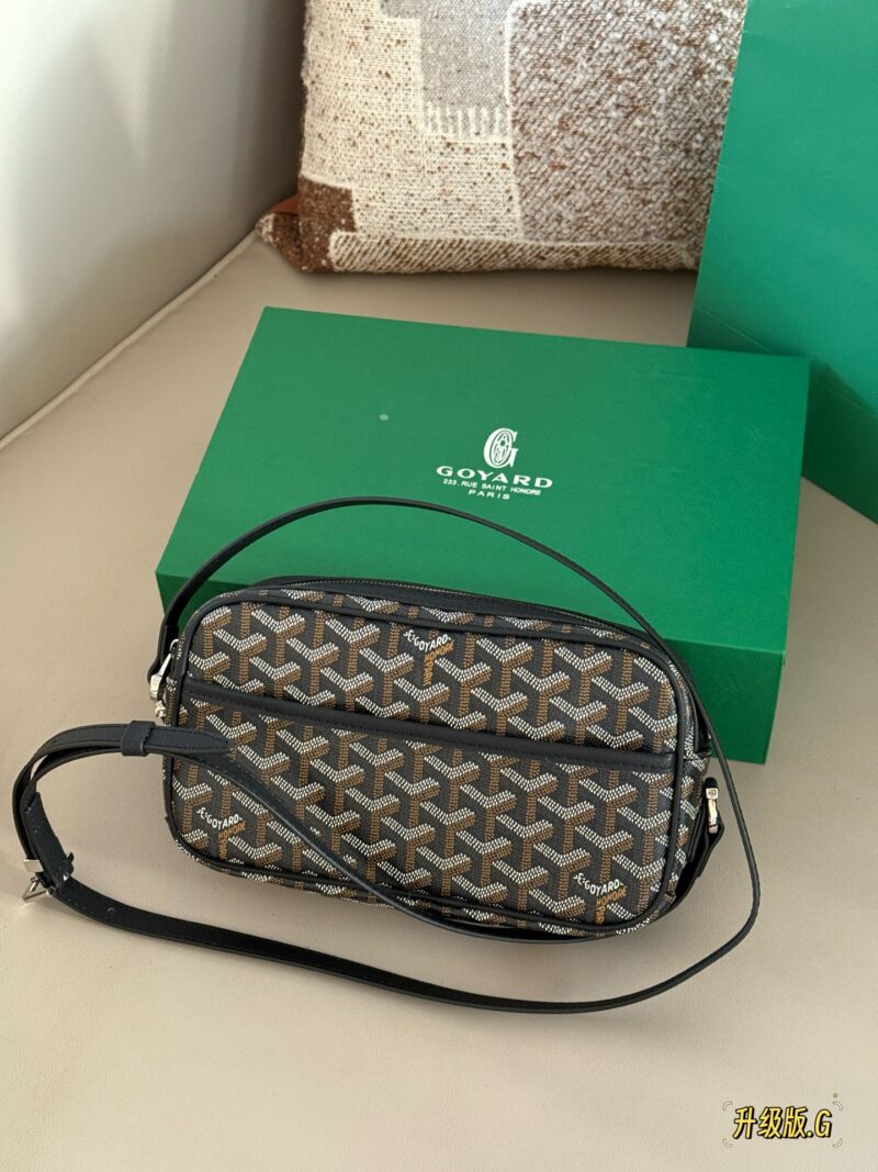 0fc092d920.jpg 205 Upgraded Edition Box
size:24*14cm
Goya Goyard Camera Bag
Boys and girls use it!
The upper body effect is absolutely stunning~
Very easy to match in daily life~
Both boys and girls can buy it!