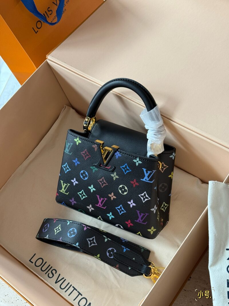0fc71120ad.jpg 215225 with box
Size: 22 * 13cm (new horizontal version)
28*17cm
L Capucines handbag
Full grain Taurillon cowhide cutting
It feels low-key but has a luxurious texture!!
classic! classic!