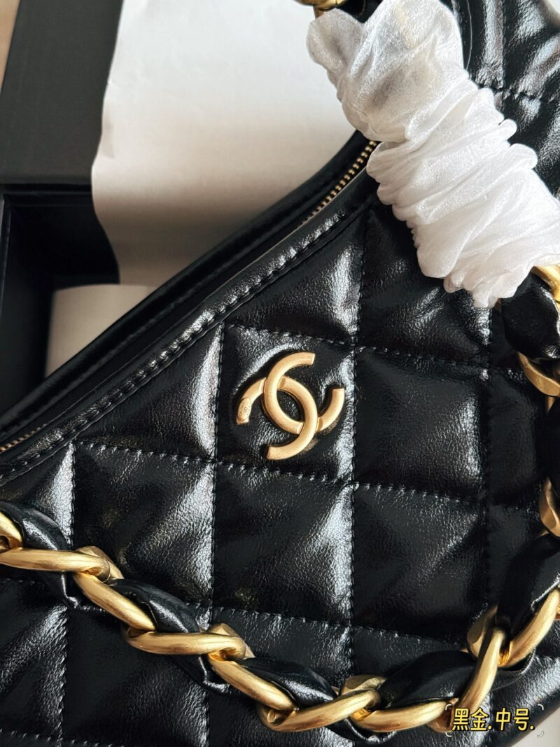 0fce55c894.jpg 235, 240, 245 with box oil wax skin
Size: 22 * 16cm (small)
26.5 * 17cm (medium)
30 * 23cm (large)
24Ahobo Xiaoxiang's home
Xiangxiang loves new styles recently
Hobo armpit bag exudes a strong atmosphere, who knows!! good-looking!