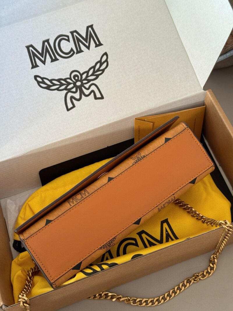220 boxes
size：21*11cm
Mc.24 New Head Chain Bag
Chain bag paired with bronze logo
Handheld or crossbody