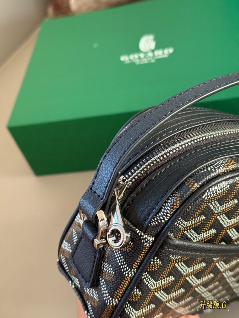 1001764aa3.jpg 205 Upgraded Edition Box
size:24*14cm
Goya Goyard Camera Bag
Boys and girls use it!
The upper body effect is absolutely stunning~
Very easy to match in daily life~
Both boys and girls can buy it!