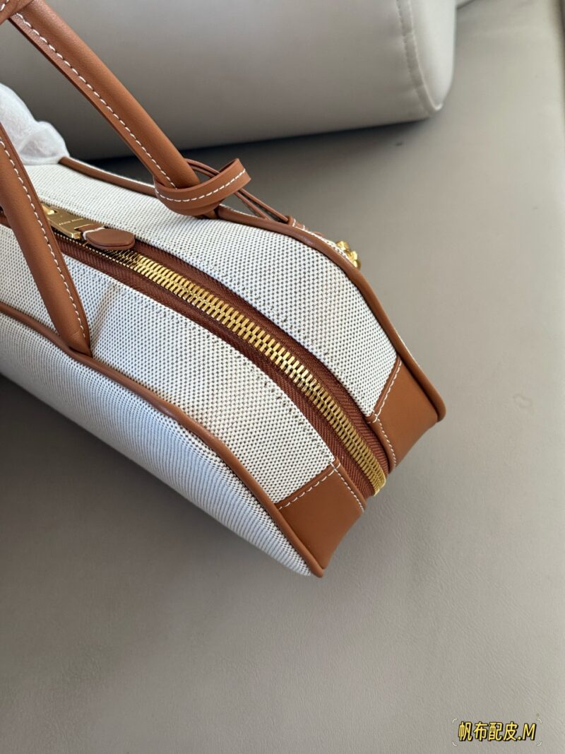 1003569156.jpg 290 boxes
size:28*15cm
Miumiu bowling/briefcase/
Miu is here to steal money again! The new canvas briefcase is here!
It's nice to carry on your back
Can be carried by hand or carried diagonally!
The appearance is Princess Miumiu!