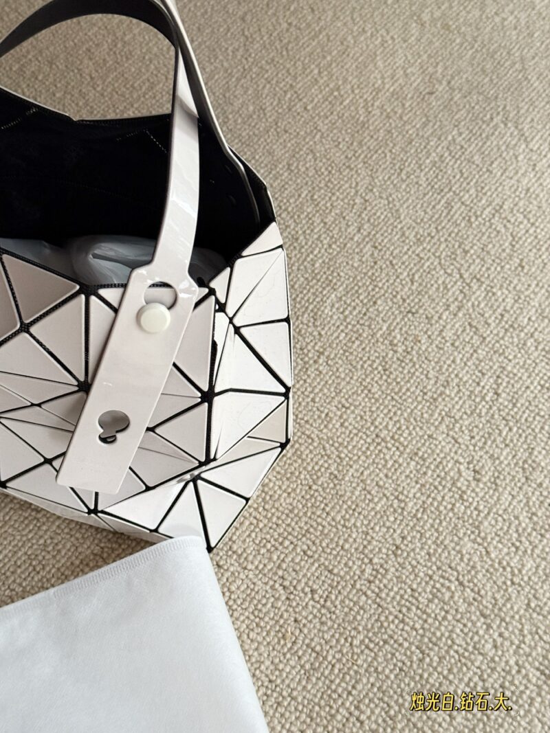 1003cc09c2.jpg 195 no box upgrade
issey miyake BAOBAO
Miyake Life Carat Diamond Series
Size 23 * 23cm
Perfect for summer
Light and convenient, small and fresh~
By folding the side sandwich, the bag body shows a plump appearance.