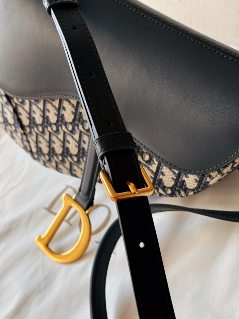 320 boxes (presbyopia)
Size: 25cm (top width) * 20cm high
D's new product is here
Retro Oblique Blue is so beautiful!
The shoulder strap can be adjusted in a wide range!
Underarm crossbody