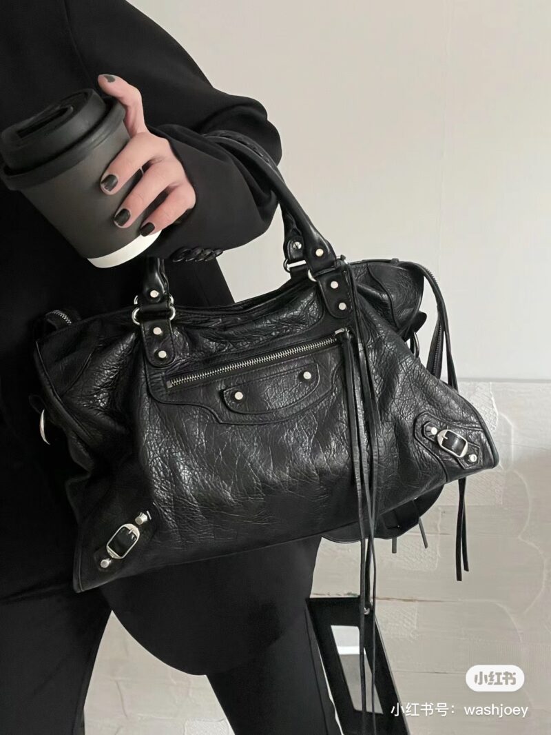 Balenciaga black silver motorcycle bag is so cool that tears come to my eyes. Balenciaga motorcycle bag is fashionable, cool and handsome. I love it
Even going to work on the street cannot stop it from exuding a charming and carefree feeling
It is de...