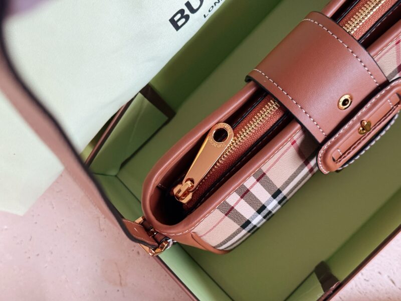 1038c56600.jpg 220 boxes#
size:24*11cm
Bur Retro Underarm Bag
I was captivated by fashion and loved deeply
Classic plaid versatile aura
Easily handle various styles
Classic and fashion coexist