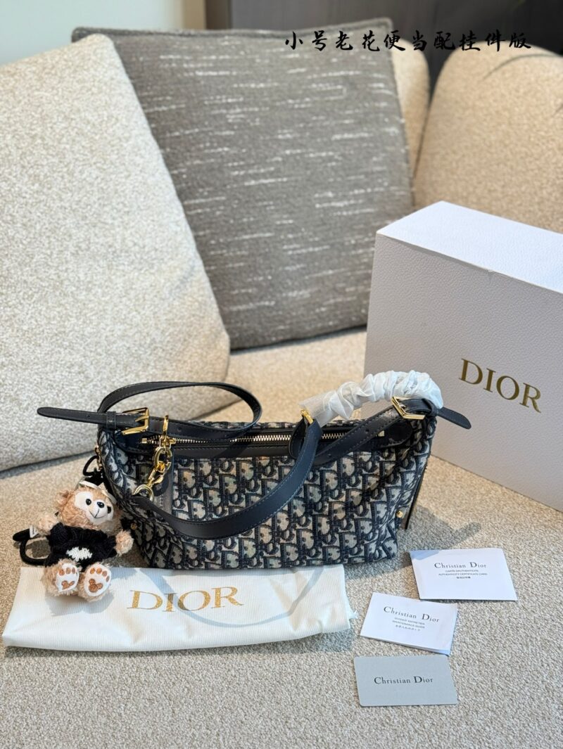 Dior Old Flower Bento Bag with Pendant P295
Elegant, casual, and full of relaxation
Interpreting a fashionable new posture, with a stylish and casual appearance, inadvertently revealing a sense of relaxation. Put on an off shoulder top and black skir...