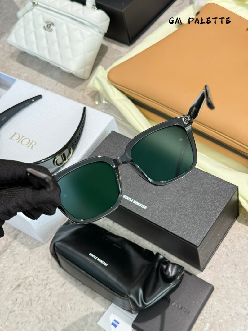 106204f097.jpg Actual delivery photo p185
Jay Chou's Same Style Gm Palette
Every pair of glasses is a combination of fashion and art. They are not just tools for shade and eye protection, but also fashionable items that showcase individuality. Whether it's the retr...