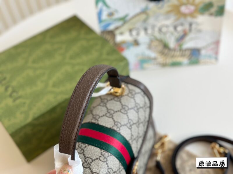 Complete packaging
Gucci's new Ophidia handbag collection NEW
The Gucci Ophidia collection continues to grow and expand, bringing stunning new products every season. This handbag is one of the Epilogo: series and comes with a detachable shoulder stra...