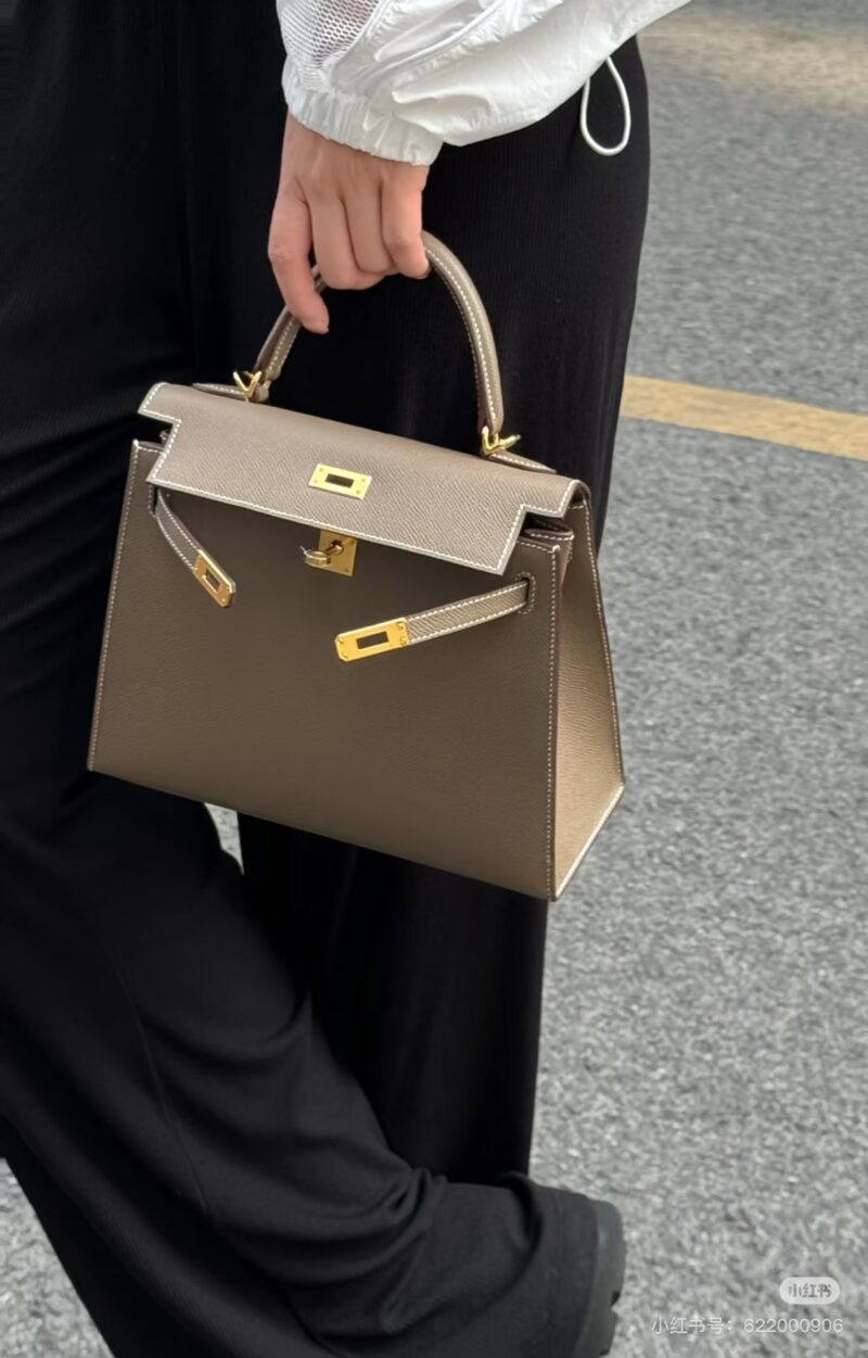 107631501a.jpg Black Gold Kelly 25 is so handsome!!! Hermes Kelly can't look up to other bags at first glance
Aima, you are really good at grasping my preferences!!!
Hermes/Hermes Kelly 25 Classic Black Gold Epsome Leather
The gold size is more rigid and three-dime...