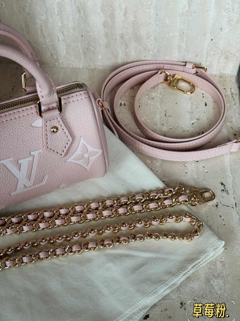 215 Pack (Shoulder Strap)
size：16*10cm
The new pink series released by L family is really cute!
Don't be too cute!
Strawberry milk cost
Search for L Home Nano Strawberry Milk!