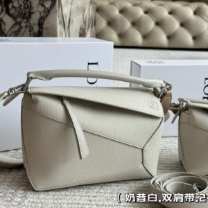 285 310 box
Size: 18 * 11cm (small size)
24 * 15cm (large size)
Loewe Geometry Package Puzzle
A very textured color,
Grey blue Puzzle Edge is very advanced!
?? Cowhide quality!
Completely hold on!