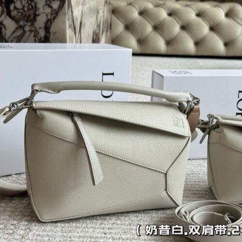 285 310 box
Size: 18 * 11cm (small size)
24 * 15cm (large size)
Loewe Geometry Package Puzzle
A very textured color,
Grey blue Puzzle Edge is very advanced!
?? Cowhide quality!
Completely hold on!