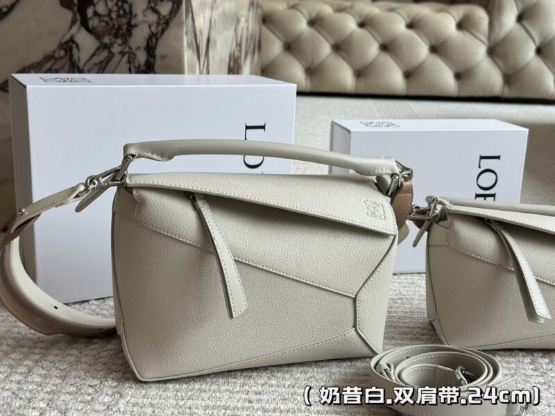 285 310 box
Size: 18 * 11cm (small size)
24 * 15cm (large size)
Loewe Geometry Package Puzzle
A very textured color,
Grey blue Puzzle Edge is very advanced!
?? Cowhide quality!
Completely hold on!