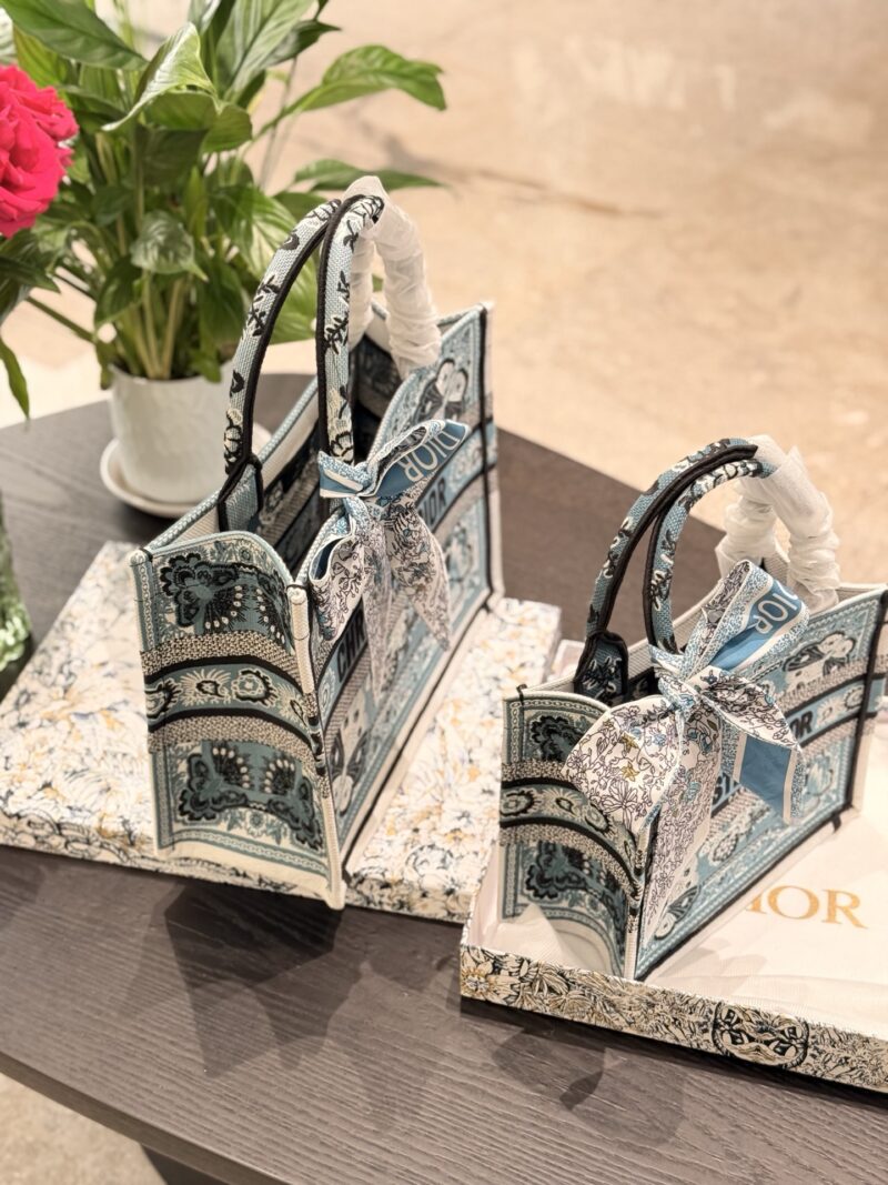 10a2cc4d30.jpg Dior Embroidery Series Toto Bag p250p280
The new Dior embroidered bag showcases unparalleled luxury and sophistication~Butterfly embroidery details showcase Dior's brand's craftsmanship spirit
Dust bag inside the driver's hand or shoulder
Super sized...