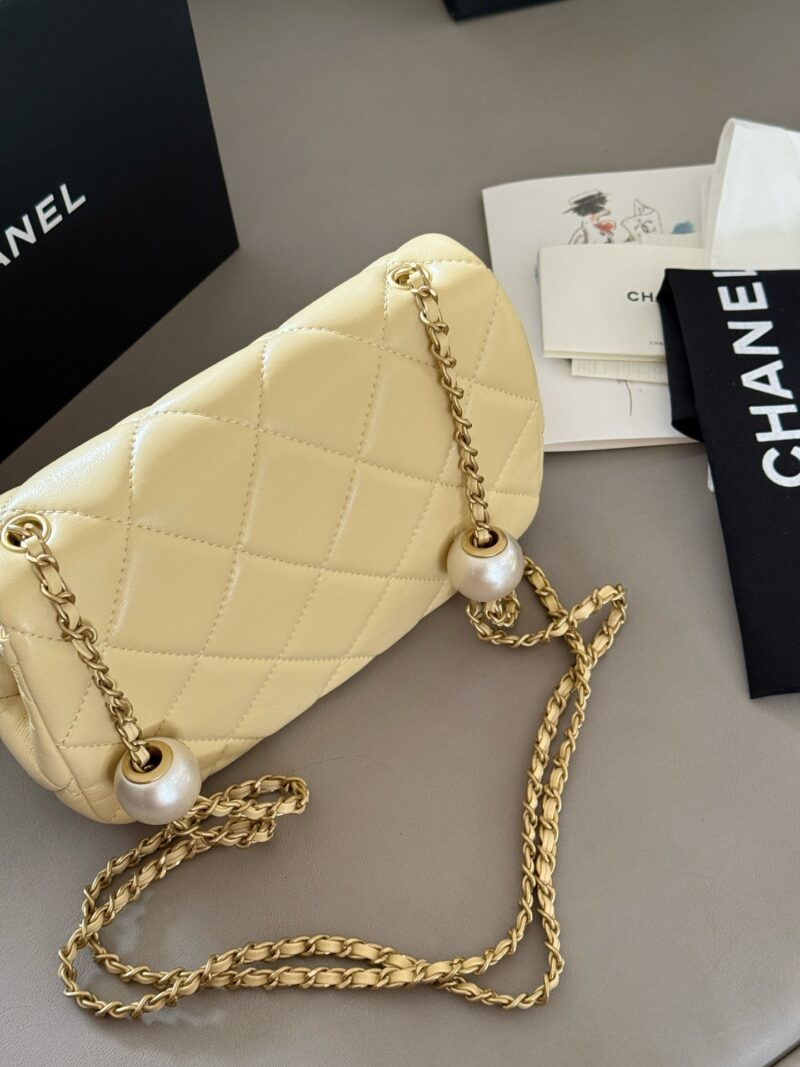 10a7a6385d.jpg 230 box
size:20*13cm
Xiaoxiangjia CF Double Pearl Bag
Size 20.5x13x6.5
No need to say more, it's perfect!
Easy storage for both large and small phones!
Both sides of the pearl can be adjusted
The chain can become longer and shorter!
Underarm hand-h...