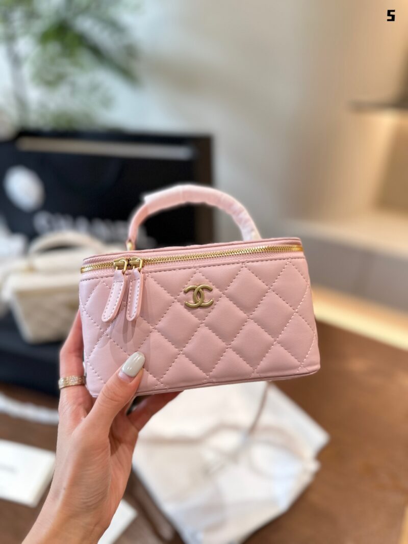 Chanel P225
Chanel shiny gold standard diamond patterned sheepskin handle long box bag, hand-held single shoulder crossbody bag without mirror, 31 open
Brand new with ID card/dust bag as the preferred gift in foldable box packaging