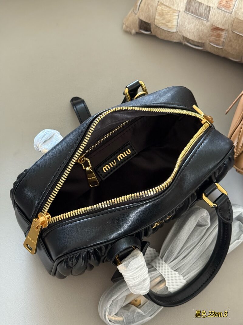 255 Upgraded Edition Box
size：22*11cm
New size of miumiu bowling ball ??
It's hard not to love!
It's hard not to be tempted by this size!
Can be carried by hand or slung diagonally
Full capacity~~
The appearance is Princess Miumiu!