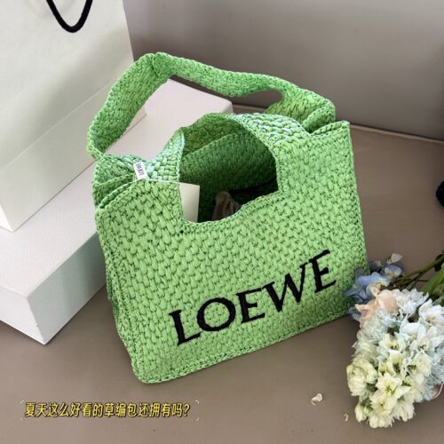 230 box
size：30*25cm
LOEWE | Grass woven bag
Don't you have such a beautiful straw woven bag in summer?
Anagram Basket
A bag full of summer atmosphere for picnics, outings, outings, and sea views