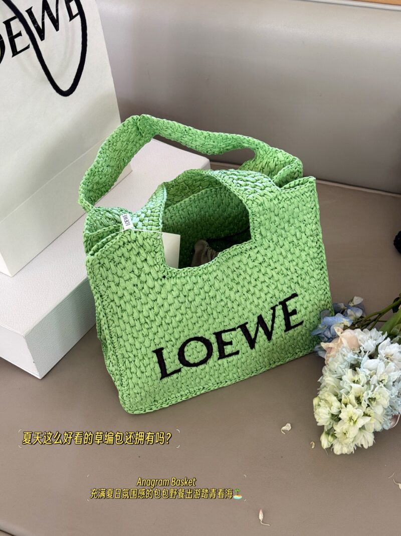 10ce7eeee7.jpg 230 box
size:30*25cm
LOEWE | Grass woven bag
Don't you have such a beautiful straw woven bag in summer?
Anagram Basket
A bag full of summer atmosphere for picnics, outings, outings, and sea views