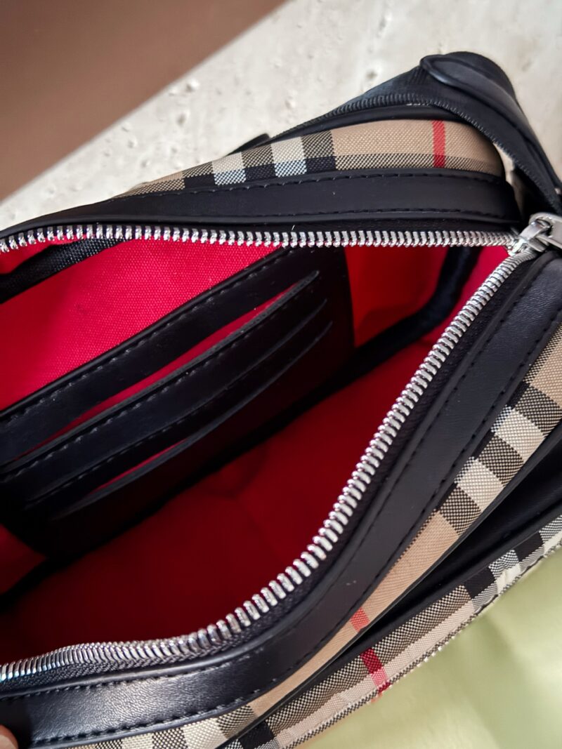 10d1b2d928.jpg 190 pairs folding gift box
Size: 22 * 15cm
Bur Classic Grid Camera Bag
Traveling and working from home is very convenient!
One that my boyfriend really likes!
This is a product that can be used by children, boyfriends, girlfriends, uncles, and aunties!
