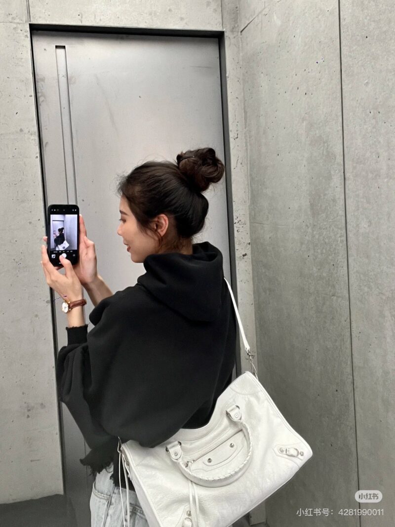 10e3af5744.jpg Balenciaga motorcycle silver is so handsome!!! Motorcycle bags will really be loved forever
A locomotive with a silver buckle will appear cool and aloof. C0o
Laziness comes naturally. The motorcycle bag can be equipped with a casual and free spirited...