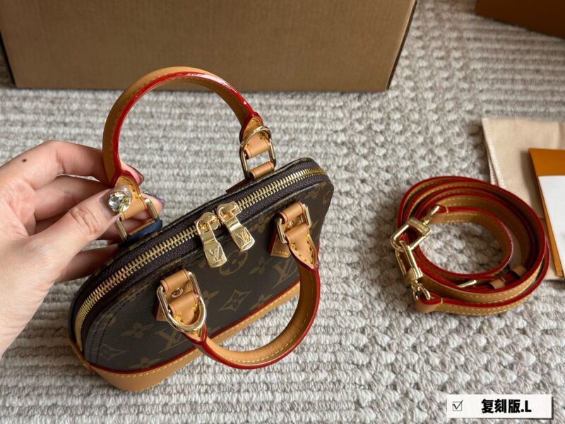 220 boxes of yellow leather
Size: 20 * 4cm (small)
L Home Alma Shell Bag
Introverted! Deep and profound! flavoursome!
This versatile classic handbag
Still highly favored by modern people!