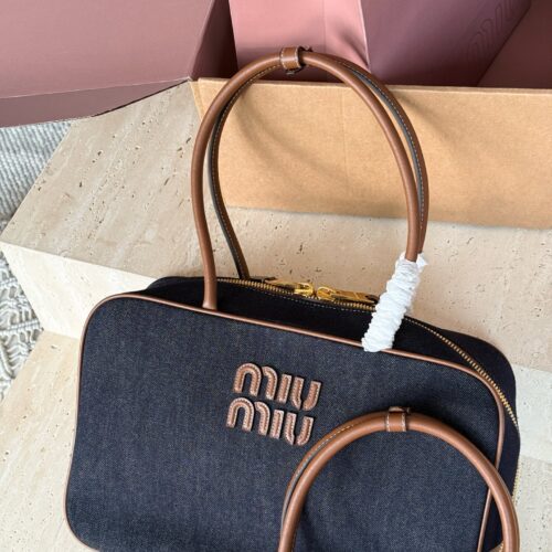 320310 comes with a complete set of packaging
Size: 35 * 22cm (large)
28 * 15cm (small)
Miumiu bowling/briefcase/
Miu is here to steal money again! The new denim briefcase is here!
It's nice to carry on your back
The appearance is Princess Miumiu!