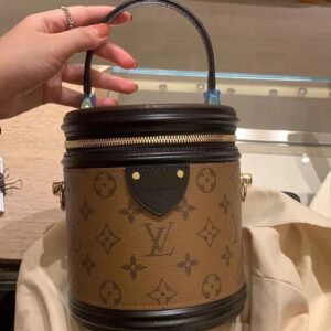 Complete packaging
Gucci's new Ophidia handbag collection NEW
The Gucci Ophidia collection continues to grow and expand, bringing stunning new products every season. This handbag is one of the Epilogo: series and comes with a detachable shoulder stra...
