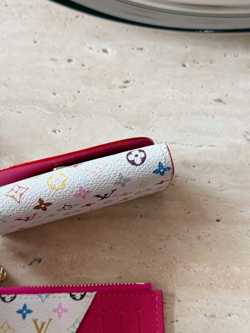 145 boxes
size：11*9cm
Cute things can heal everything
L's white tri colored coin purse
It's really outstanding
The oil and wax edges on both sides are very textured!
White tri color with a red lining! It's really amazing!