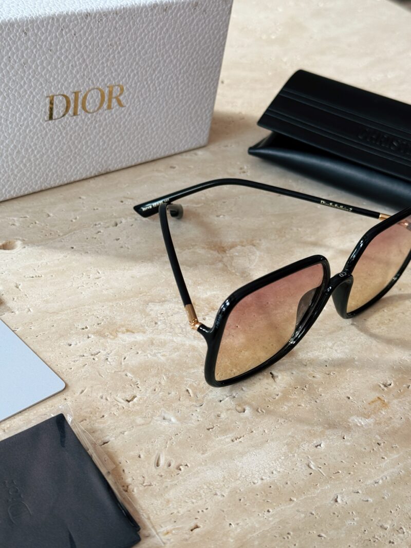 11375b77aa.jpg 200 configurations with complete packaging
Dior premium brown sunglasses!
Plain Mirror No.1
This pair of sunglasses really looks stunning on the face,
Big frame, very small face!
The frame is very light and comfortable to wear!
When you don't want to...