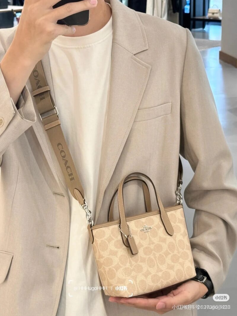 Commuter Versatile Bag Coach
Coach mini city tote
The mini tote in September is too cute, isn't it
A stylish and practical small bag paired with a wide plant-based shoulder strap
Match with various shapes cool and cute # coach new style # favorite ba...
