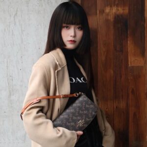 Coach Andrea series underarm women's bag Andrea series underarm women's bag
Changed to a new color scheme~
Although small, it is exquisite! But satisfying circle D itself
A small bag that looks great in daily life! Underarm bag is super versatile and...
