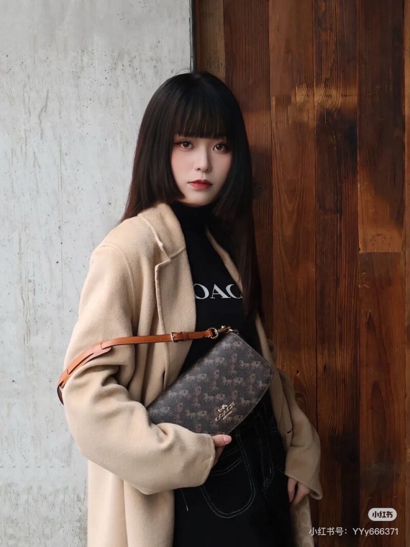 Coach Andrea series underarm women's bag Andrea series underarm women's bag
Changed to a new color scheme~
Although small, it is exquisite! But satisfying circle D itself
A small bag that looks great in daily life! Underarm bag is super versatile and...