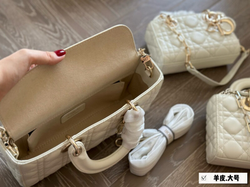 116b062bfb.jpg 、
Dior lady's new long sheepskin full set packaging
Dior's all-new D-joy is making a strong comeback, with the rhythm of a big hit. The bag comes with two shoulder straps and multiple back styles, making the upper body both beautiful and stylish. T...