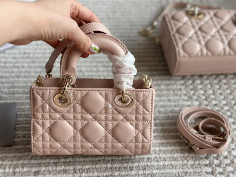 11798fc4b6.jpg 、
Dior lady's new long sheepskin powder full set packaging
Dior's all-new D-joy is making a strong comeback, with the rhythm of a big hit. The bag comes with two shoulder straps and multiple back styles, making the upper body both beautiful and sty...