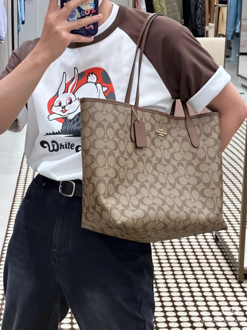 118591b7a7.jpg Coach's latest version of buckle tote bag! Bag with concealed logo
Simplicity and luxury brands are timeless for ten thousand years! The texture and details are all amazing! Practical, convenient, and versatile. #Coach Tote Bag # Coach