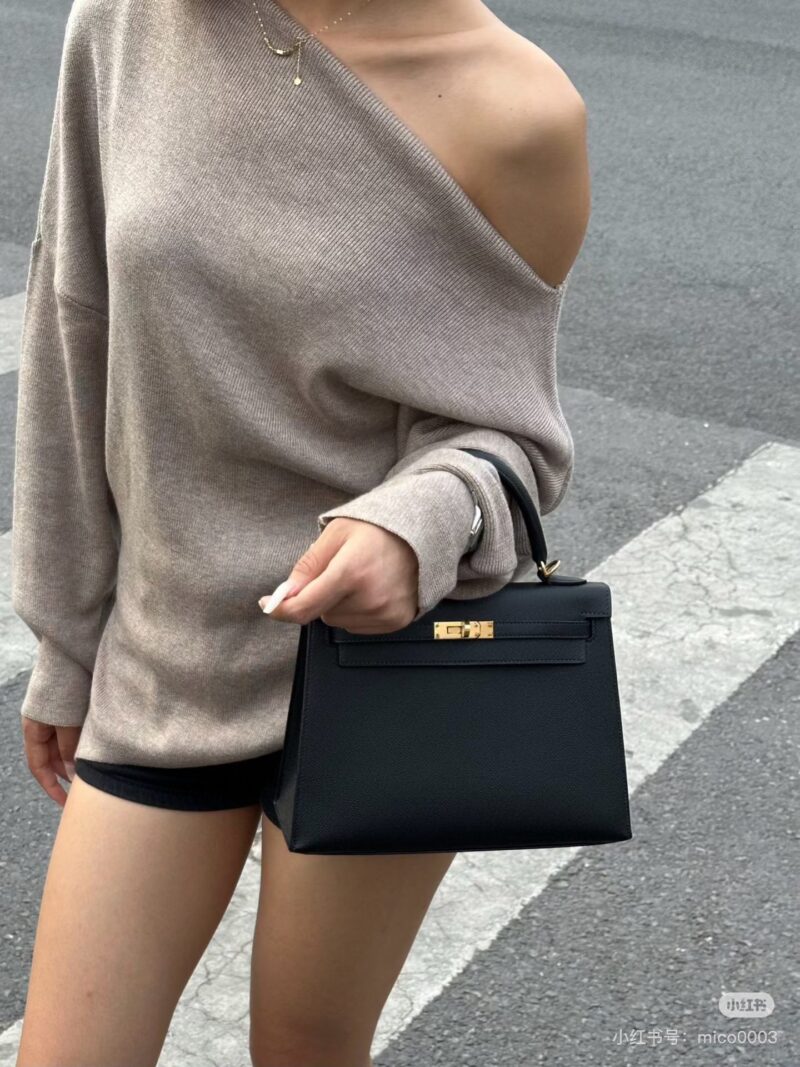 11a5469c61.jpg Black Gold Kelly 25 is so handsome!!! Hermes Kelly can't look up to other bags at first glance
Aima, you are really good at grasping my preferences!!!
Hermes/Hermes Kelly 25 Classic Black Gold Epsome Leather
The gold size is more rigid and three-dime...