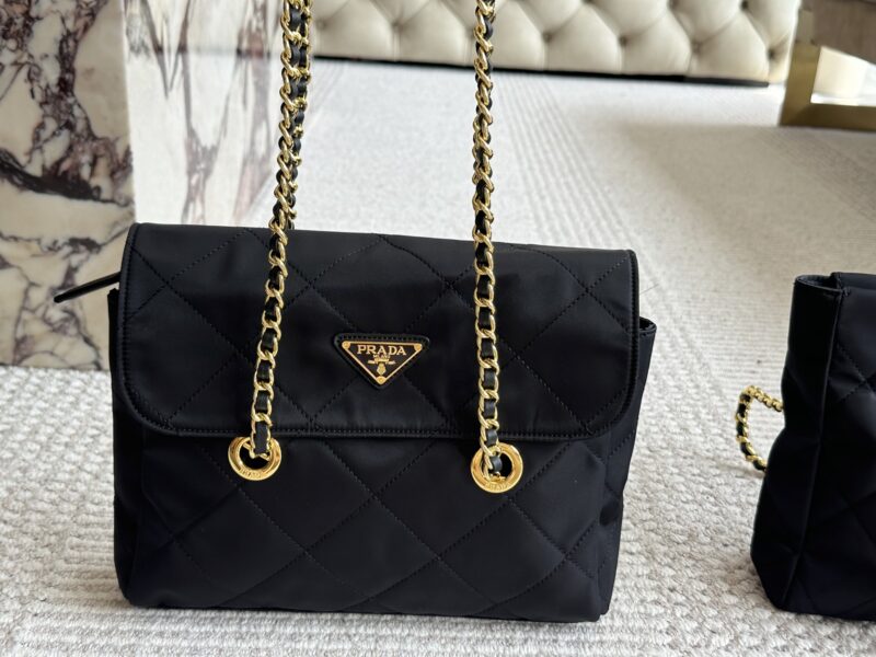 11acee8691.jpg 200 boxes
size:28*22cm
Prada Hobo Vintage Chain Bag
Added a sense of casualness and simplicity,
Completely fashionable and versatile!