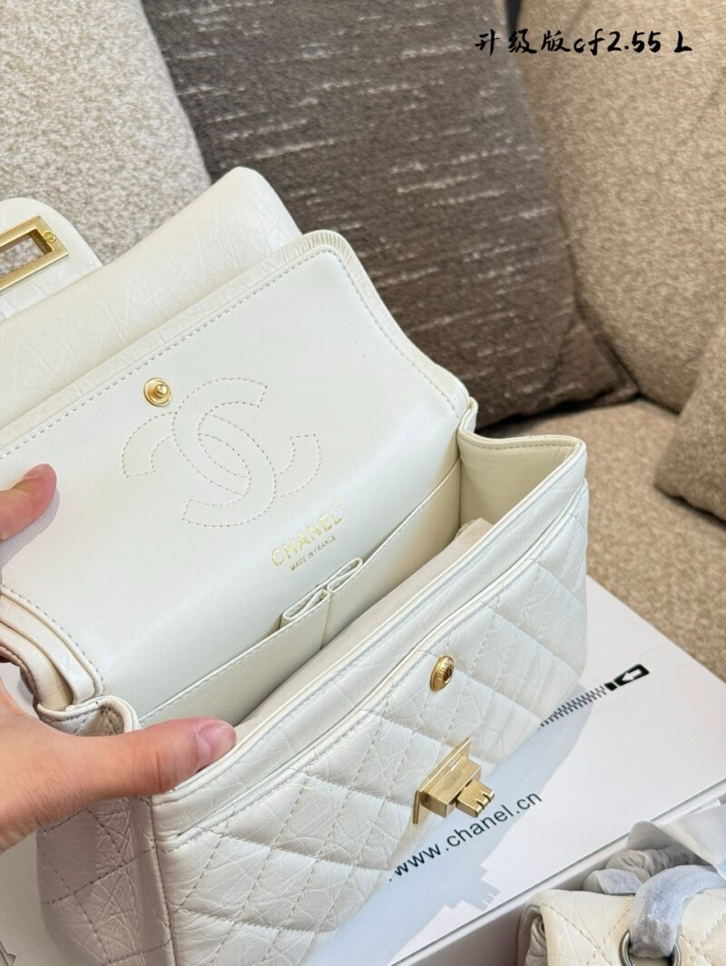 11b3ceb1b1.jpg Chanel CF 2.55 Medium P255
No matter what clothes you wear, a Chanel handbag,
They can add a trendy color to your outfit.
Elegant commuting yet gentle, classic retro, the C-seat in the crowd
Easy to match with different occasions~
The shoulder strap ...