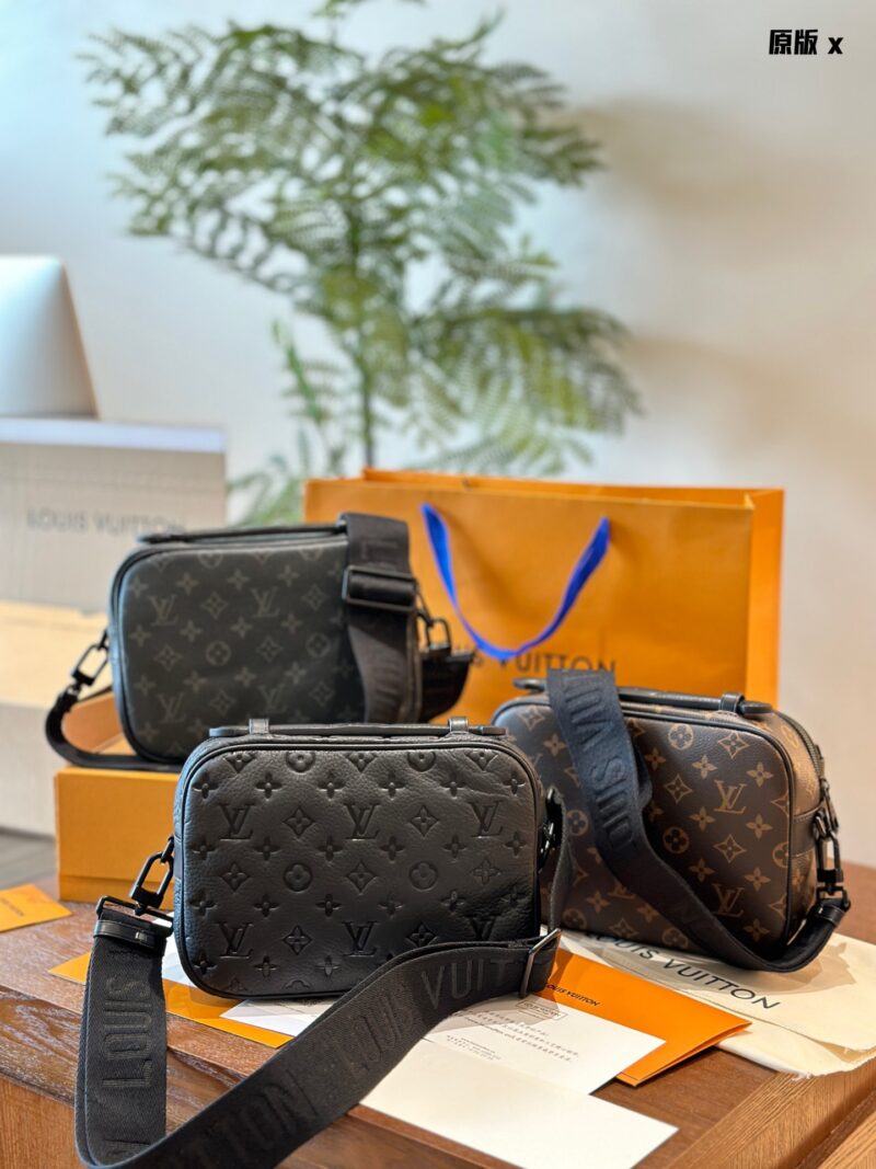 11d113fb15.jpg Cowhide embossed p320 old flower p275 black flower p275
LV Men's Bag Recommendation | Men's Presbyopia S-LOCK Business Postman Bag! The Lv S-Lock series really gives people a dazzling feeling
The size of this bag is very suitable for boys to carry wh...