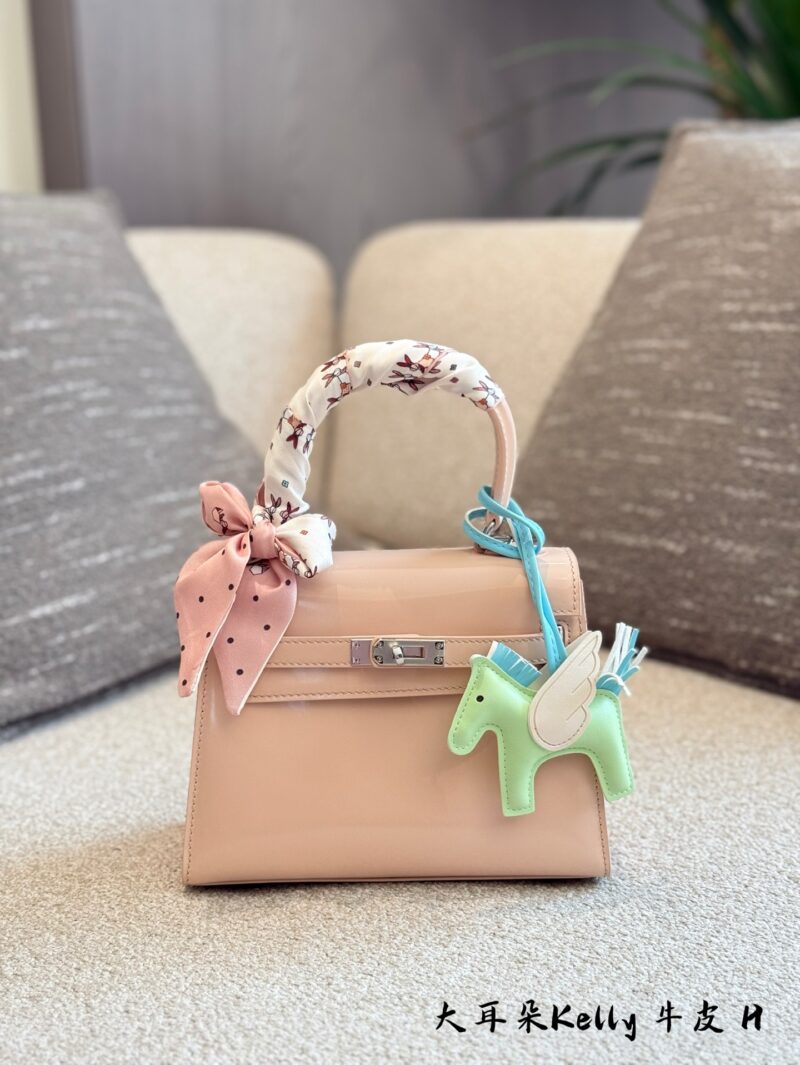 Exclusive Hermes Big Ears P375
Sichuan Super Popular Baby! Mini Kelly's' grandmother ', big ears that have been discontinued for more than 20 years! It's hard to find a package on the market. It's lucky to be able to recycle my wife. This time, we br...