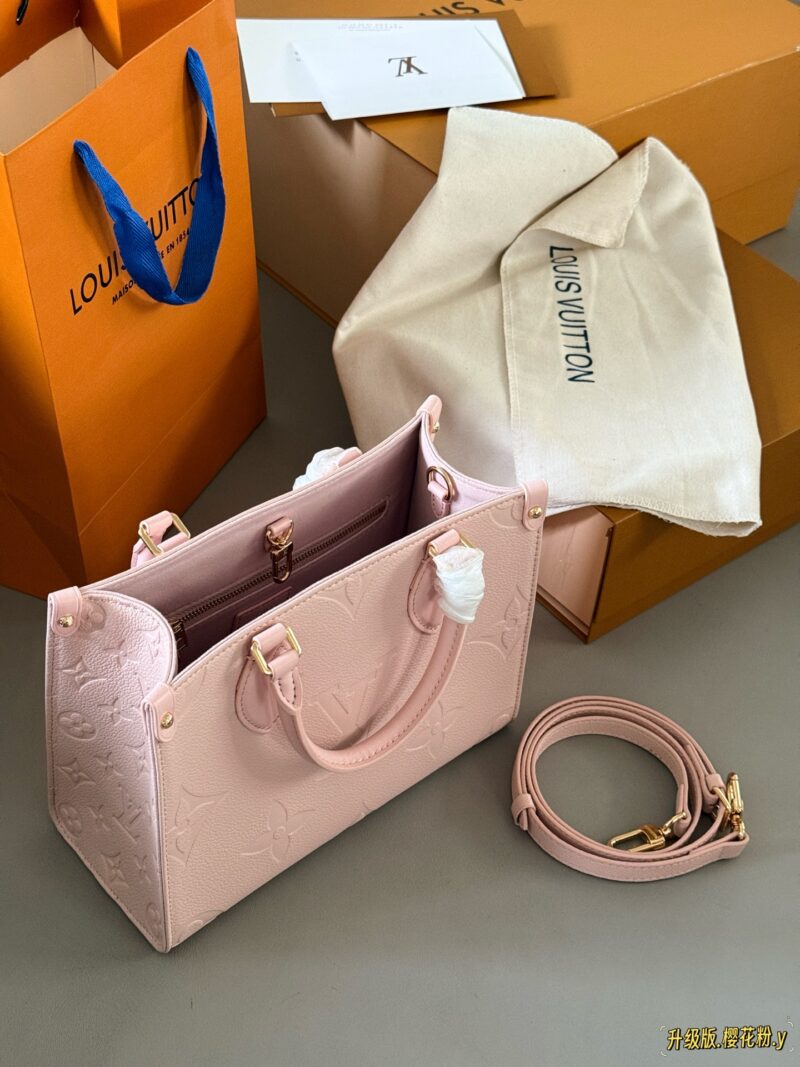 235 box
Size: 25 * 20cm (small)
Excellent quality, understand the goods ??
It's really too advanced!
Warm, gentle, and creamy Iv on the go tote bag
Pink looks so white and tender, so cute and lovely!!
Search Lv on the go shopping bag
