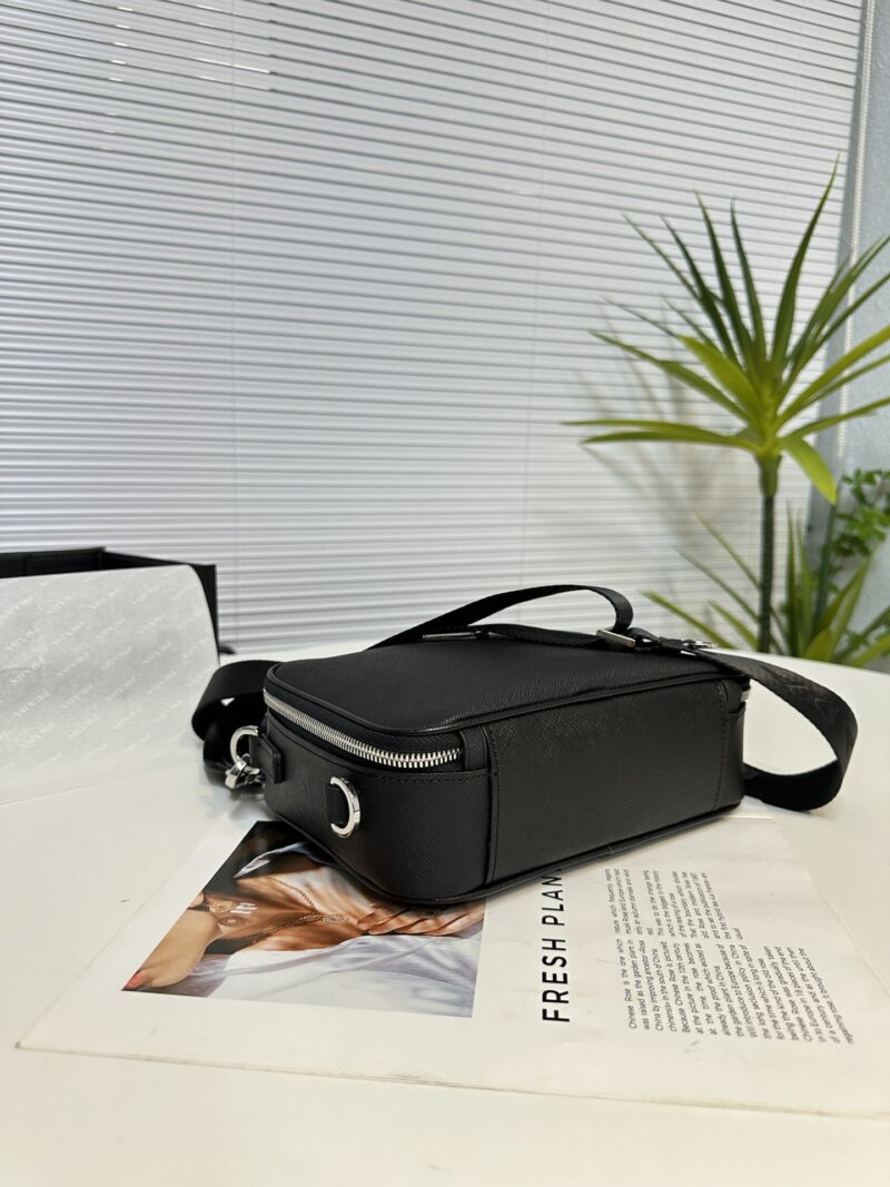 2VH069 PVC Leather Single Zipper
This shoulder bag is made of Saffiano Taiwanese fabric, with simple lines that highlight a striking style. The iconic Saffiano leather material is synonymous with luxury and a symbol of identity for traditional Italia...