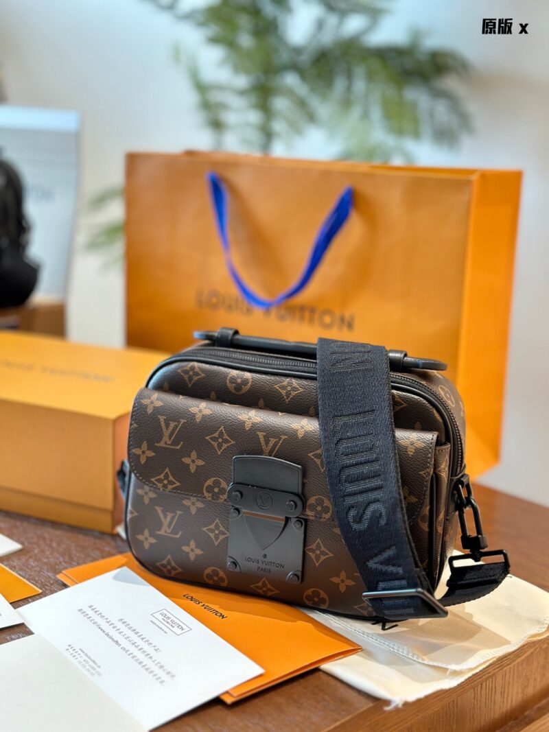 1228a1059d.jpg Cowhide embossed p320 old flower p275 black flower p275
LV Men's Bag Recommendation | Men's Presbyopia S-LOCK Business Postman Bag! The Lv S-Lock series really gives people a dazzling feeling
The size of this bag is very suitable for boys to carry wh...