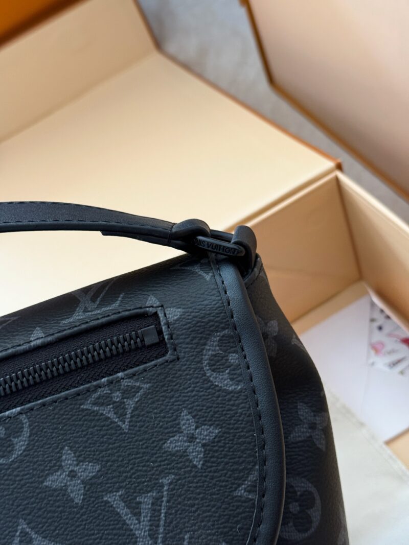 122d6994de.jpg 260 boxes
size:24*19cm
L's postman bag pulse! Black Warrior!
It really grows on my aesthetic point,
Simple and versatile, spacious!
There are still some clever ideas in the compartment!
There is enough space to fit another iPad mini!