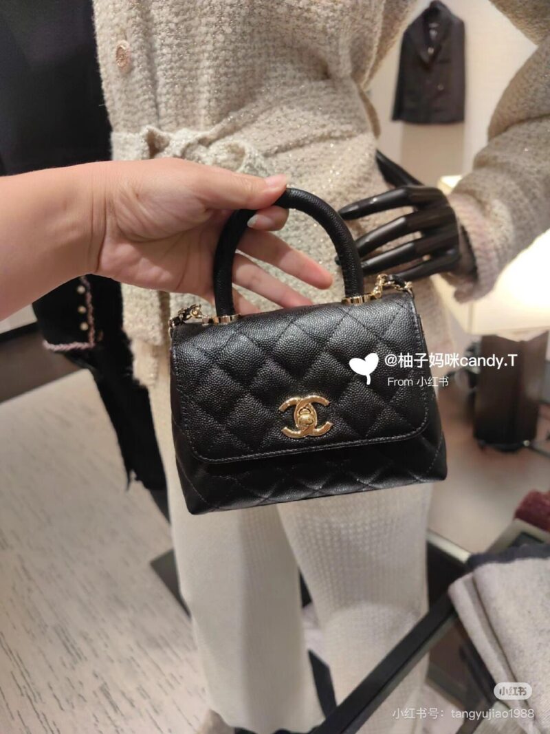 Coco Mini
I saw Chanel's super mini bean bag
A little one is too obedient! The texture of the caviar skin is very good, and it is a cute little one that has been proportionally reduced. It is indeed the era of small bags, which is very suitable for p...