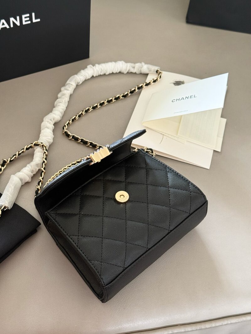 12390bbde1.jpg 215 boxes
size:15*12cm
Xiaoxiang's 25skewly
This bag type is a whole love to live in
Can be carried by hand or slung diagonally
The caviar cowhide is too perfect!