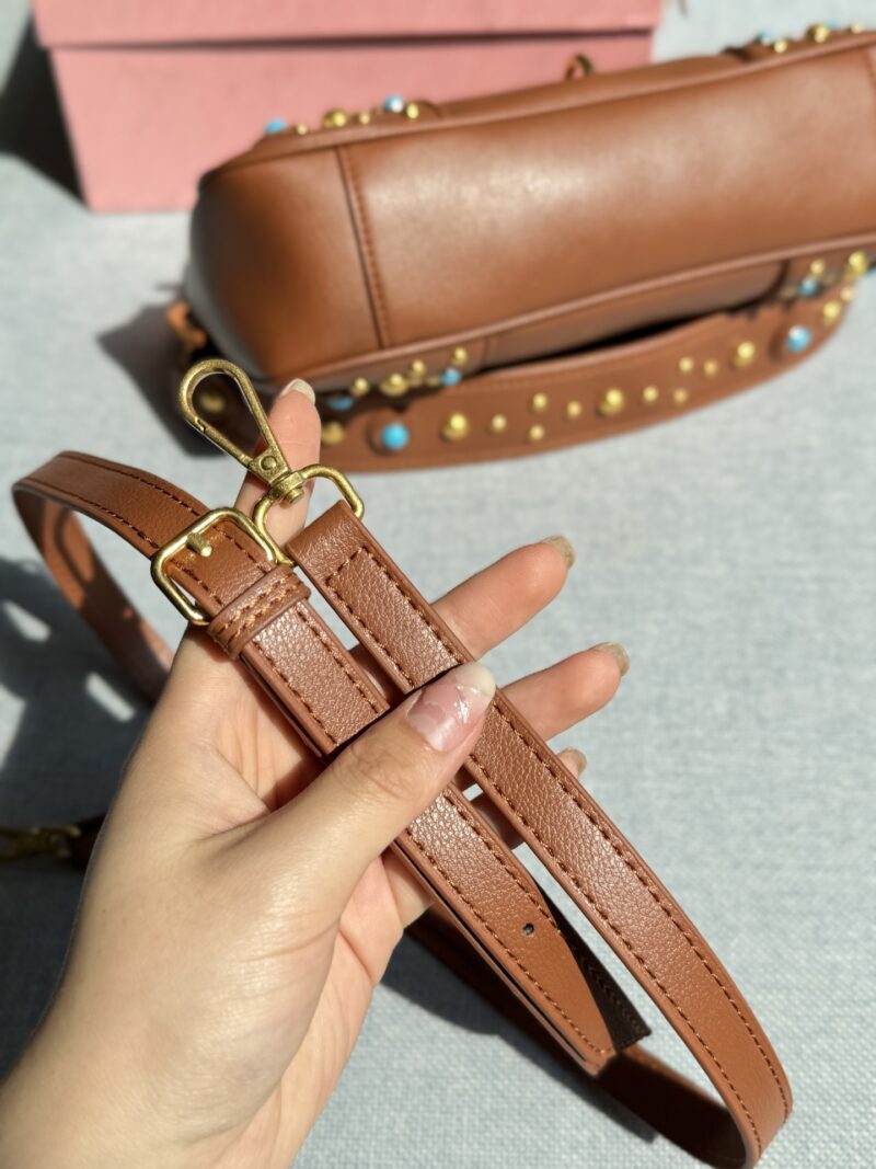123be538a2.jpg 235 Heaven and Earth Cover
size:28×18
MIU MIU rivet stick bag, armpit bag, shoulder bag, crossbody bag
The design of this bag is simple and elegant, and the colors are also super versatile, making it easy to hold with both casual and formal wear!